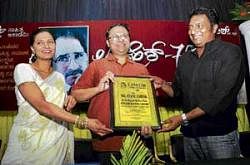 Actor Prakash Rai honouring Bengali Film Director Atanu Ghosh with Lankesh Chitra Prashasti for his film Angshumaner Chhobi in Bangalore on Sunday. Film director Kavita Lankesh is also seen. DH Photo