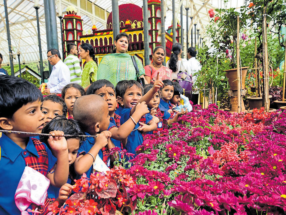 Schoolchildren at the Republic Day Flower Show at Lalbagh on Friday.  dh photo