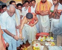 Chief Minister B S Yeddyurappa offering prayers at Mahaganapathi Temple in Urwa Store in Mangalore on Sunday.