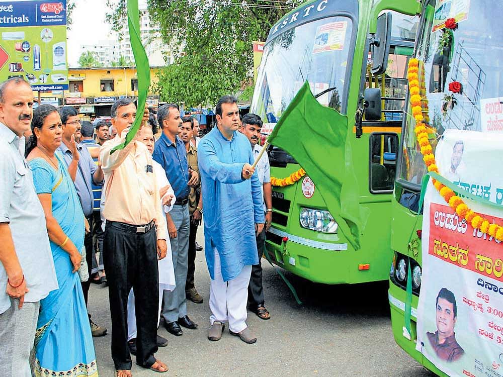 District in-charge minister Pramod Madhwaraj flags off JnNURM buses in Udupi on Wednesday. DH photo