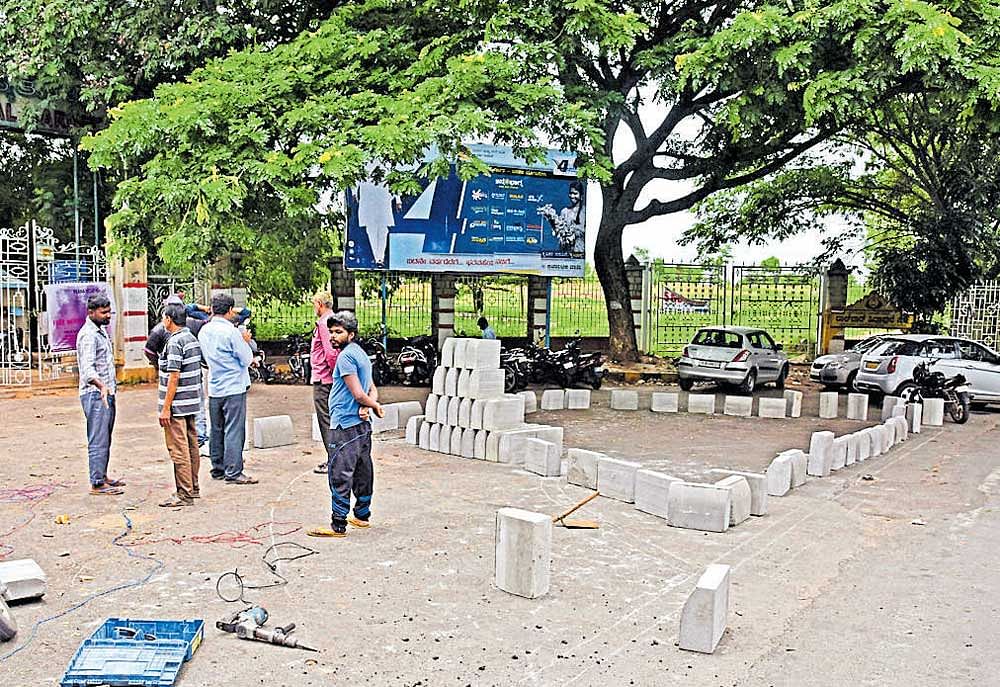The area marked as traffic island outside the southern gate of Lalbagh at Siddapura on  Thursday. DH Photo
