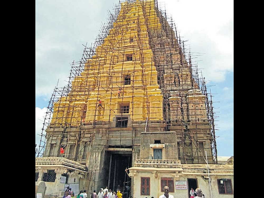 The Virupaksha temple in Hampi is getting a fresh coat of paint. DH PHOTO