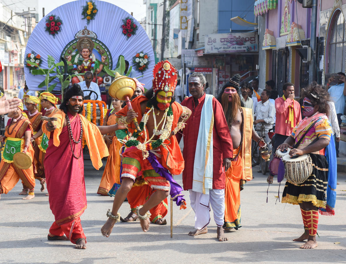 Various flokfore artists participate in the procession, as part of the 62nd Kannada Rajyostava Celebration at Jayadeva circle in Davangere on Wednesday (01-11-17)