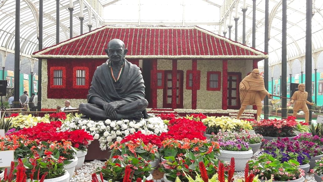 This time, the flower show is showcasing 12-foot-tall statue of Mahatma Gandhi and his three monkeys decorated in various flowers. (DH Photo)