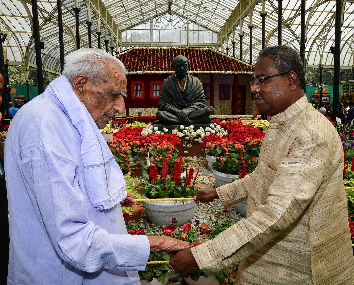 Among the notable visitors were veteran freedom fighter H S Doreswamy and chairman of National Gandhi Memorial in Rajghat, Delhi, Annamalai who decided to visit the flower show after hearing about the replica of the Rajghat and the Sabarmati Ashram. DH photo