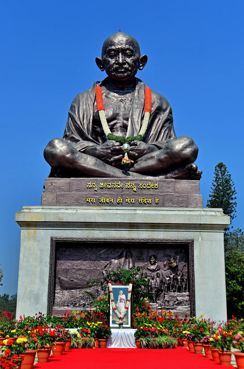 A replica of this Gandhi statue at the Vidhana Soudha will be created at Lalbagh.