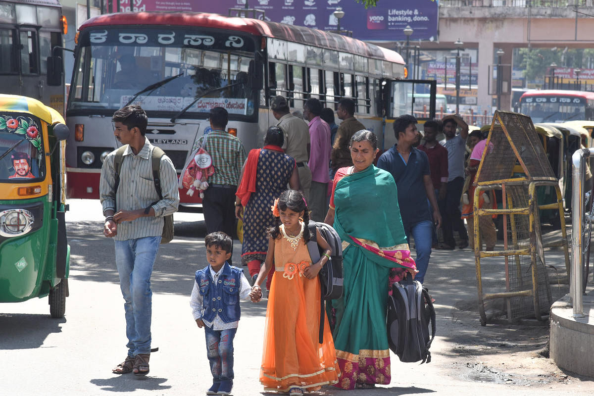 Passengers in Kempegowda Bus station in Bengaluru. (DH Photo by S K Dinesh)