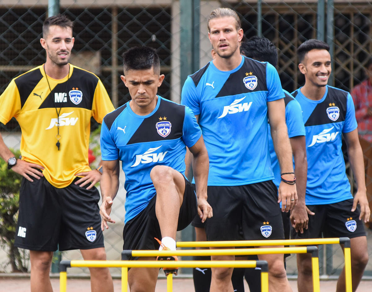  Skipper Sunil Chhetri (front) and midfielder Erik Paartalu (second from right) will be hoping to get Bengaluru FC off to a flying start against Chennaiyin FC on Sunday. DH FILE PHOTO 