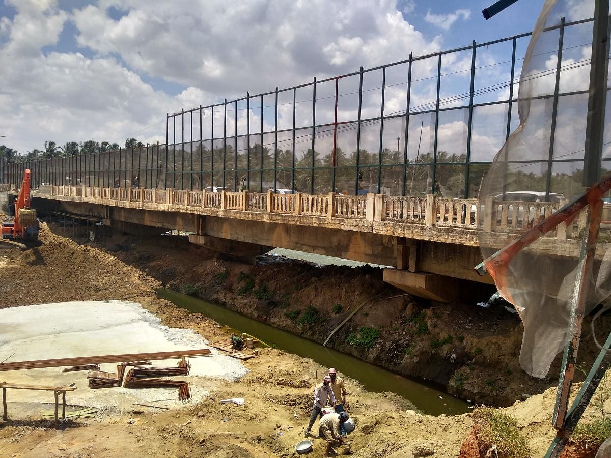 As part of the ongoing repair work, the cracks in the Varthur bridge are being filled up with bonding agent. The work will be completed by the end of this month.