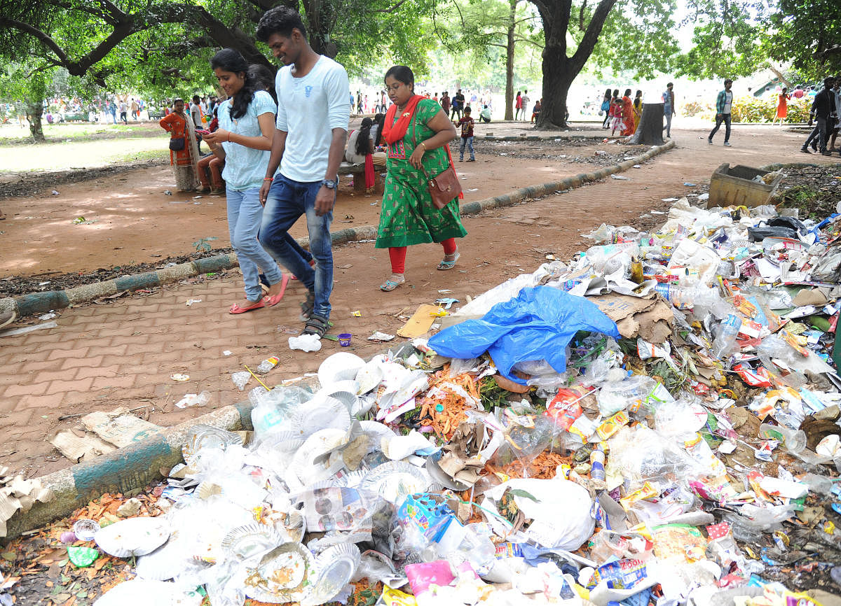 Many spots in the Lalbagh Botanical Garden were littered with trash on Wednesday, the last day of the flower show. DH PHOTO/Srikanta Sharma R