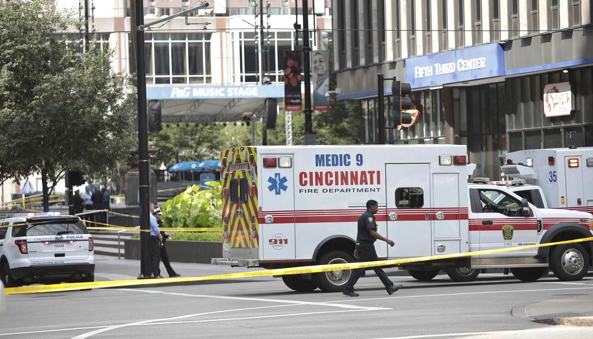 Police and fire officials investigate following a shooting nearby in the Fifth Third Bank building on September 6, 2018 in Cincinnati, Ohio. AFP photo