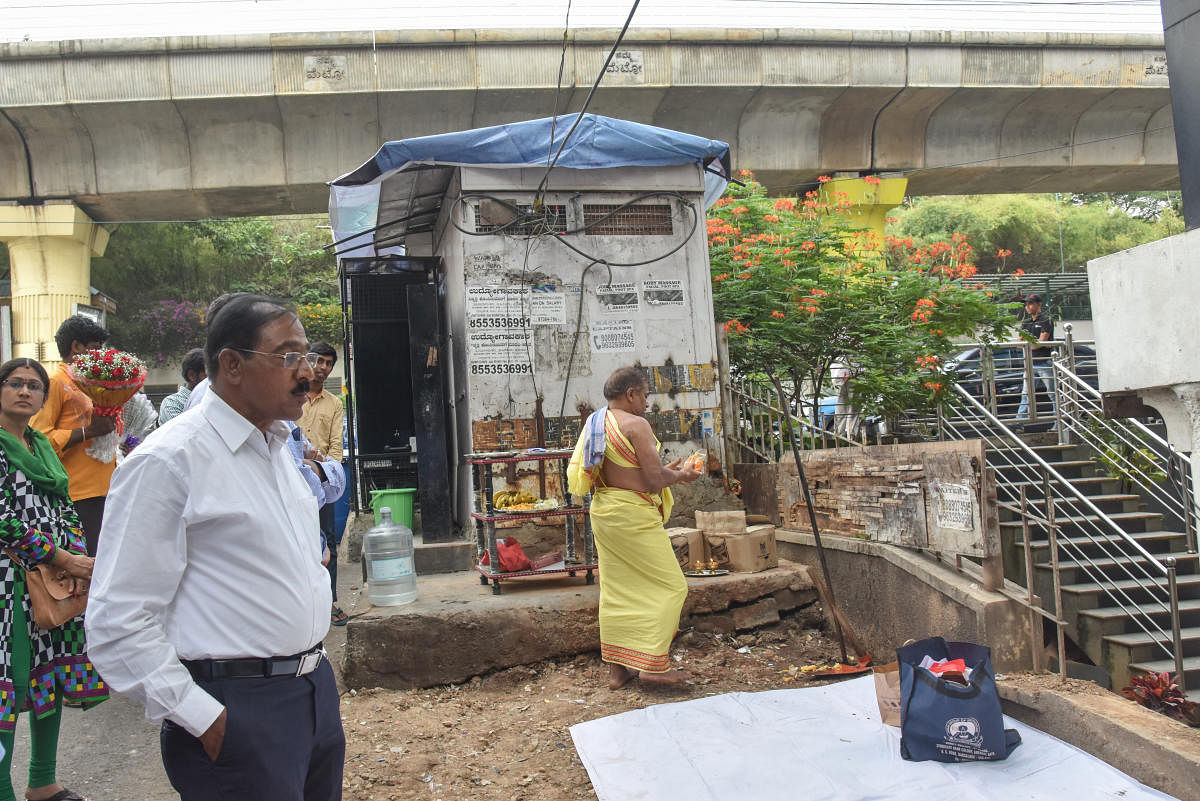 A priest performs puja during the ground-breaking ceremony for the new skywalk on MG Road. DH PHOTO/B H Shivakumar