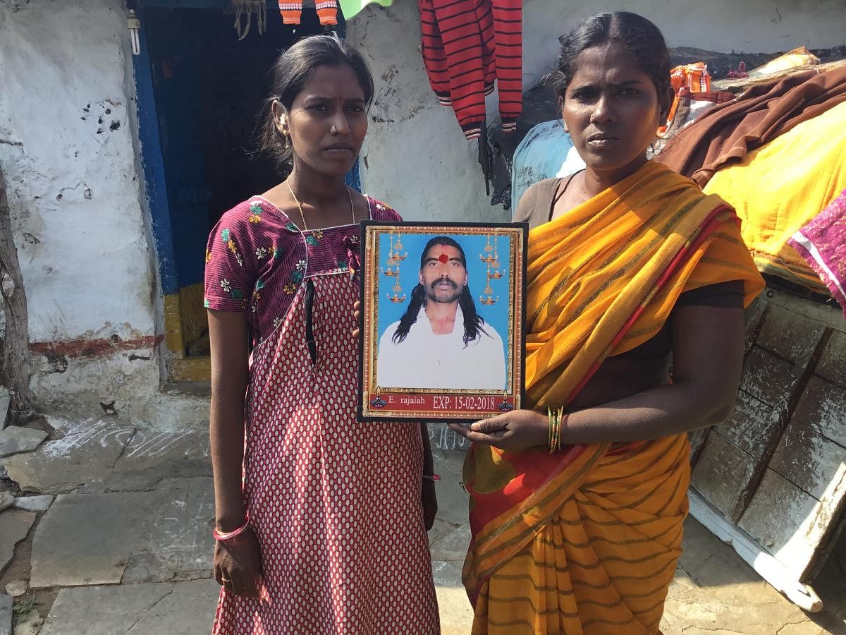 Lakshmi and her daughter Renuka with the portrait of Rajaiah who committed suicide in February this year. (DH PHOTO/ E T B Sivapriyan)
