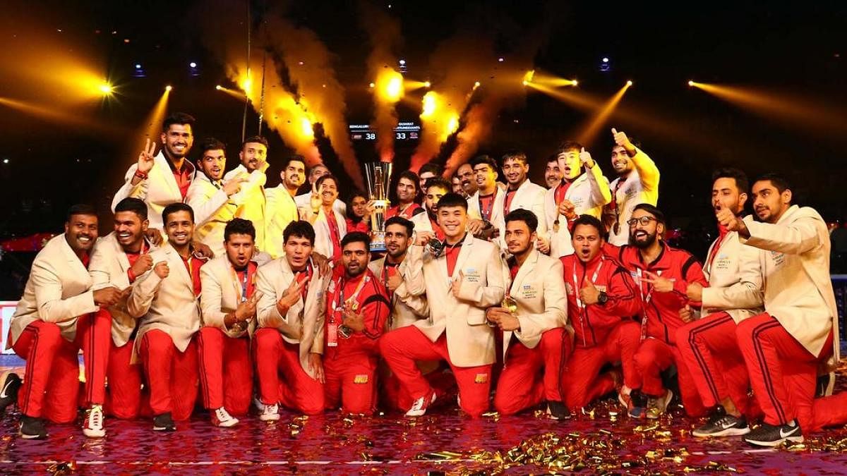 FINALLY, PARTY TIME A jubilant Bengaluru Bulls side poses with the Pro Kabaddi League Season 6 trophy after defeating Gujarat Fortunegiants in Mumbai on Saturday.  
