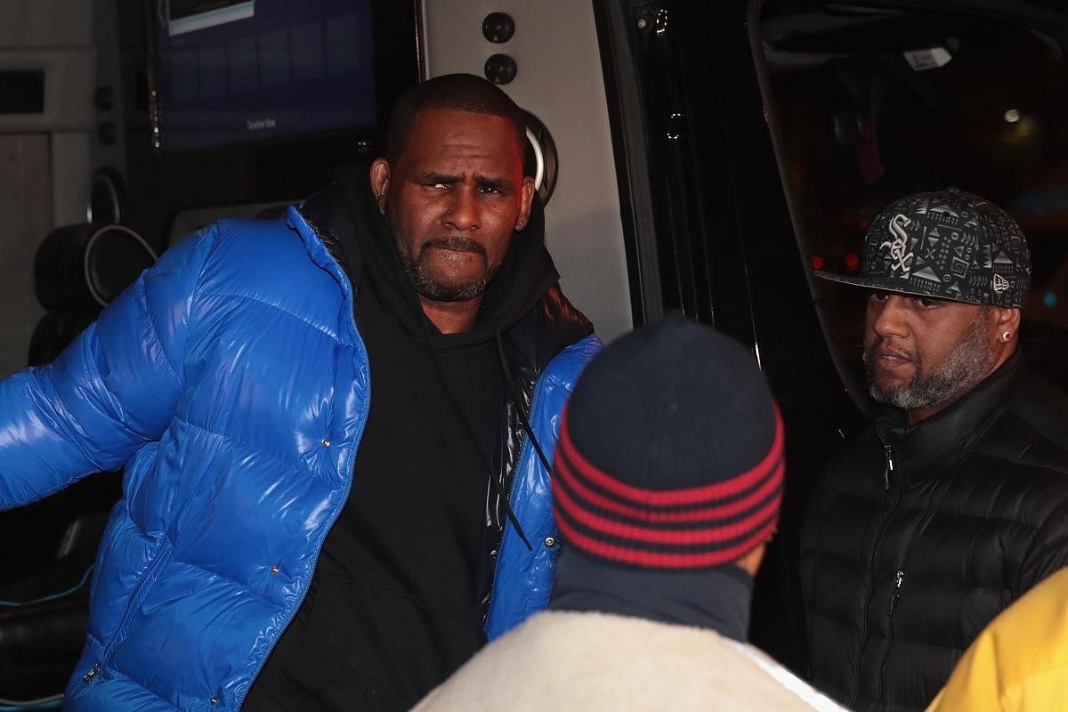 CHICAGO, ILLINOIS - FEBRUARY 22: R&amp;B singer R. Kelly arrives at the 1st District-Central police station on February 22, 2019 in Chicago, Illinois. Cook County State's Attorney Kim Foxx announced today that Kelly has been charged with 10 counts of aggr
