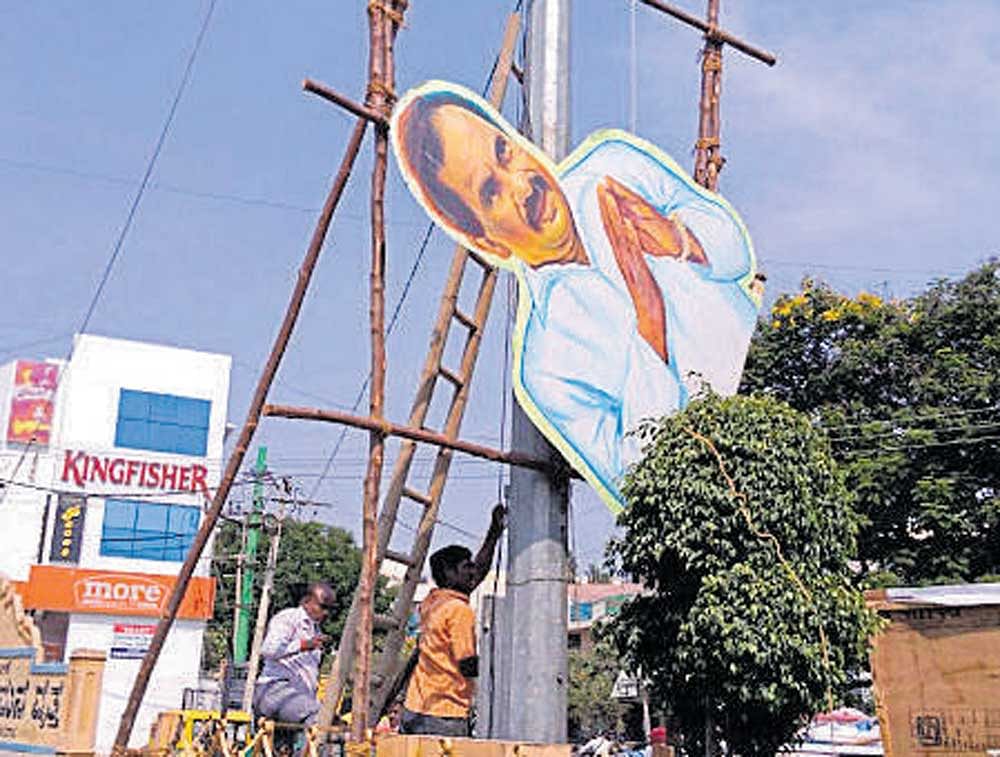A division bench headed by Chief Justice Dinesh Maheshwari heard a public interest litigation filed by Mayige Gowda, a social activist, who moved the court seeking direction to the BBMP to remove an estimated 23,000 illegal flexes and banners across the city. (DH File Photo)