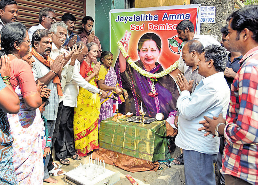 Tamils in Bengaluru pay tributes to their leader on Tuesday. DH PHOTO