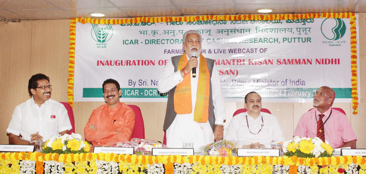 Union Minister of State for Agriculture and Farmers’ Welfare Parshottam Rupala speaks after inaugurating the district-level Kisan Samman Nidhi programme at the ICAR-Directorate of Cashew Research, Puttur, on Sunday.