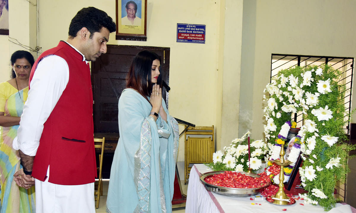 Aishwarya Rai and Abhishek Bachchan offer tribute to a portrait of Aishwarya’s uncle at Kadri Manjunatheshwara Temple hall on Sunday.