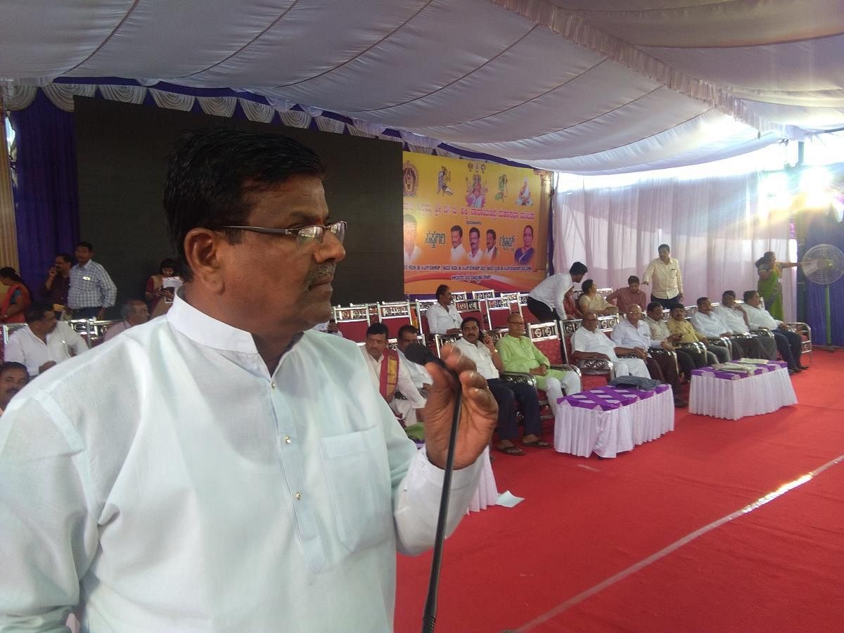 Karnataka Handloom Development Corporation former president Ravindra P Kalburgi speaks at a session held during the state-level Devanga community convention in Tarikere on Monday.