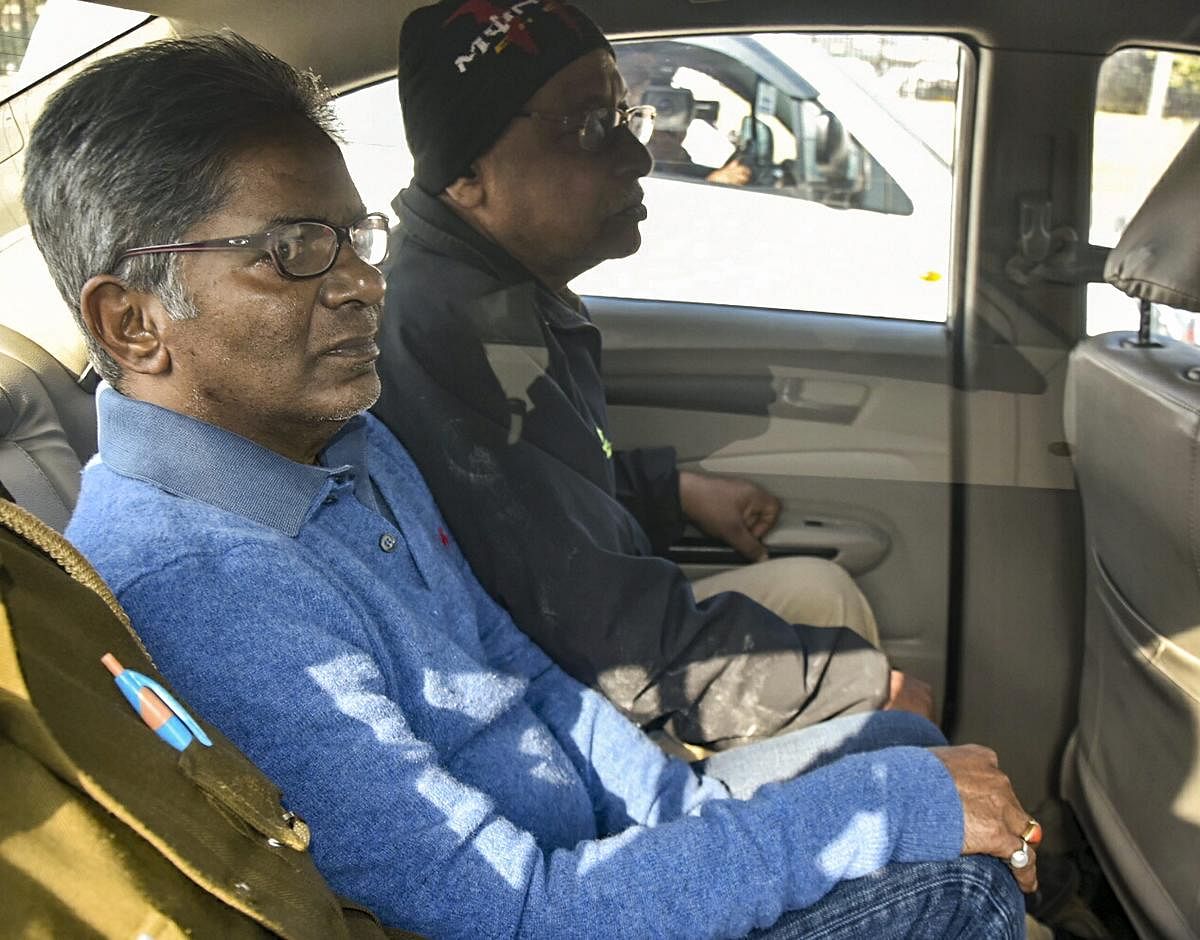 New Delhi: Rajiv Saxena, a Dubai-based businessman wanted in the VVIP choppers case, on his way to be produced at court by Enforcement Directorate, in New Delhi, Thursday, Jan 31, 2019. (PTI Photo) (PTI1_31_2019_000118B)