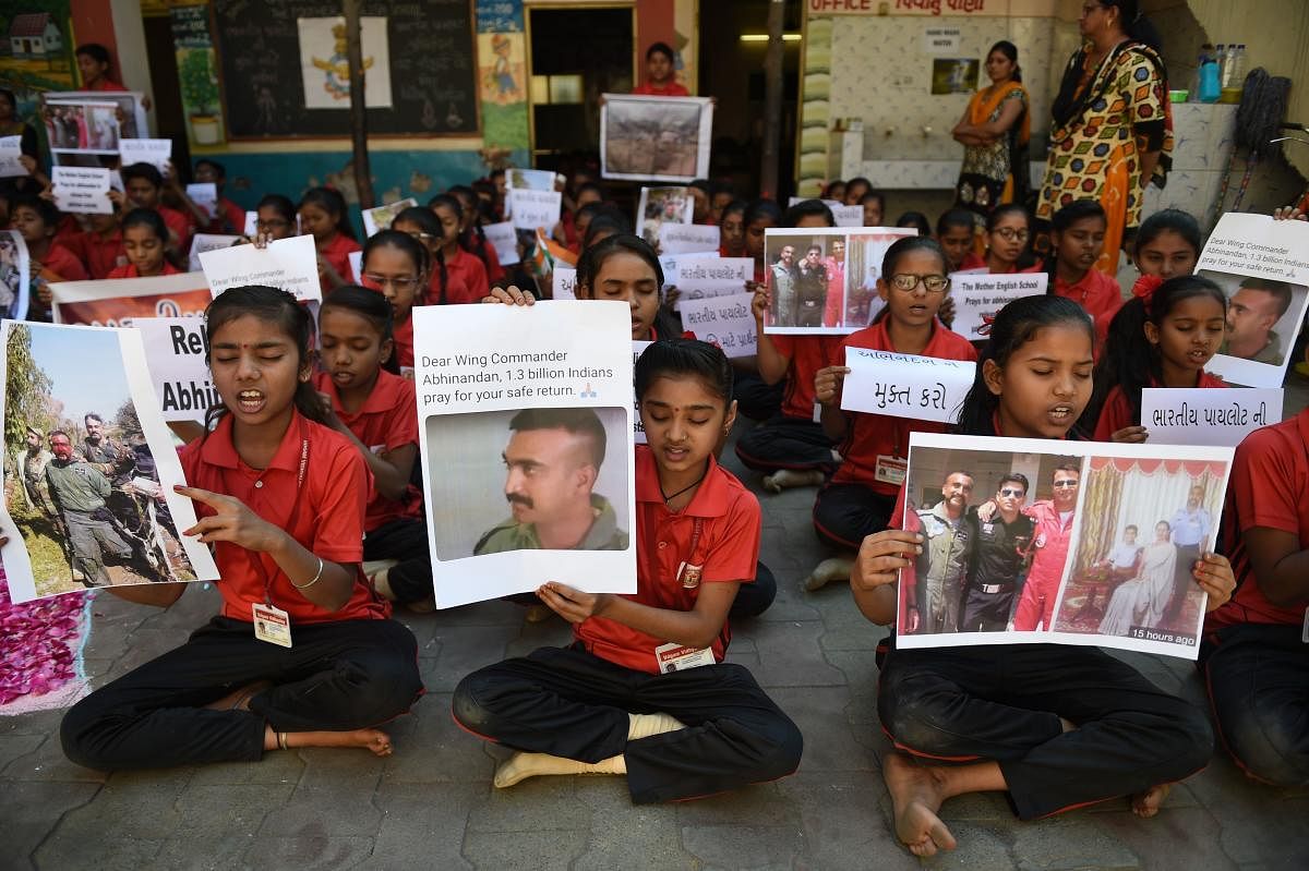 students pray for a speedy release of Indian Air Force pilot Abhinandan Varthaman, in a school in Ahmedabad on February 28, 2019. - Pakistan said on February 28 it will release a captured Indian pilot in a "peace gesture", taking a step towards rapprochement as clashes between the nuclear-armed rivals ignited fears of a disastrous conflict. (AFP photo)