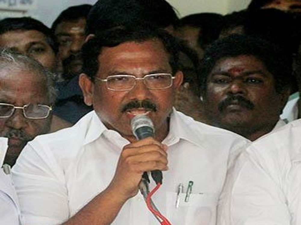 Palaniswami stakes claim to form govt