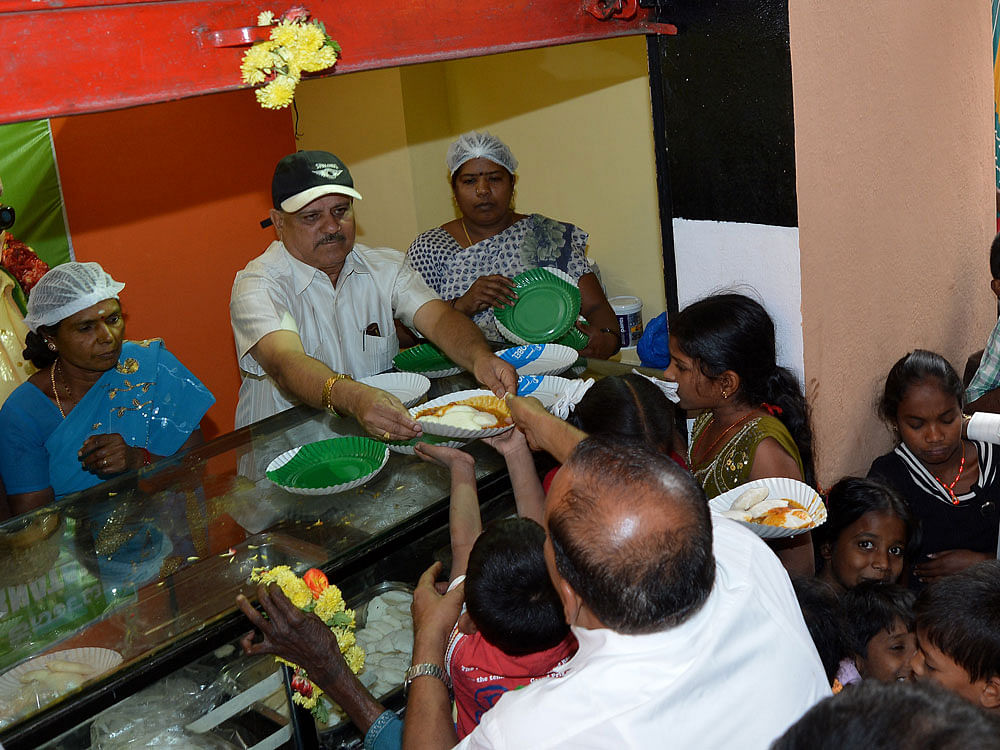 The Tamil Nadu Civil Supplies Corporation (TNCSC) supplies rice, urad dal, toor dal and edible oil to Amma canteens on a regular basis. However, due to a lack of stock, it has not been able to supply the required commodities regularly. Opposition DMK has even staged a one-day strike against the shortage of essential commodities at ration shops, controlled by the TNCSC. DH file photo