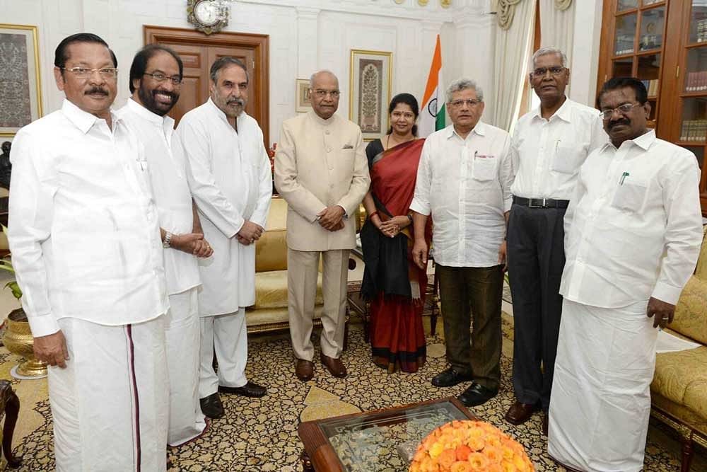 The DMK MPs met President Ram Nath Kovind to appeal for a floor test of the Legislative Assembly in TN to check AIADMK's claim of majority. DH photo.