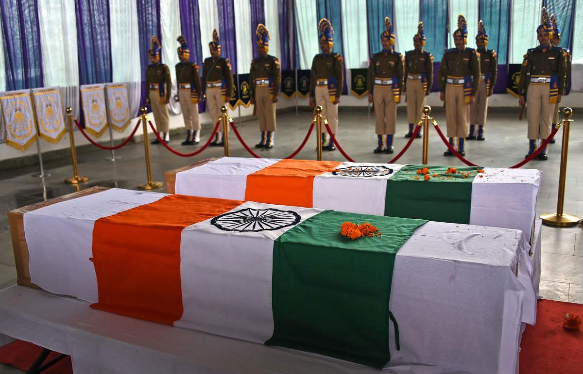 Indian paramilitary troopers take part in the wreath laying ceremony of two slain paramilitary colleagues at the Central Reserve Police Force (CRPF) headquarters in Srinagar on March 2, 2019, following a gunfight at Babagund village of Handwara in Kashmir's Kupwara district. - The end of the air raids did not stop more violence raging in Kashmir, with both sides firing mortars and artillery over the frontier on March 2. Five Indian security personnel were killed on March 1 in a gunfight after troops laid siege to a house where militants were hiding in Handwara district. (Photo by Tauseef MUSTAFA / AFP)