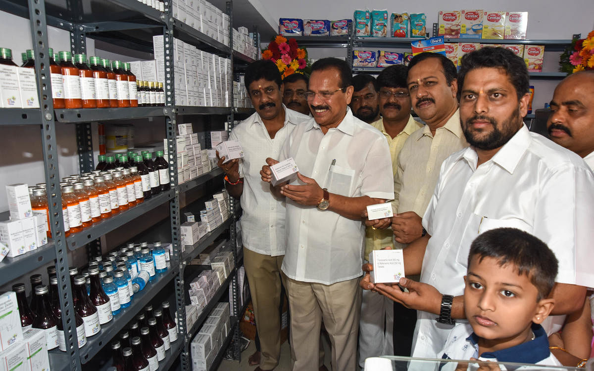 Officials fear the generic medicine stores may come in the way of customers visiting Indira Canteens. DH FILE PHOTO