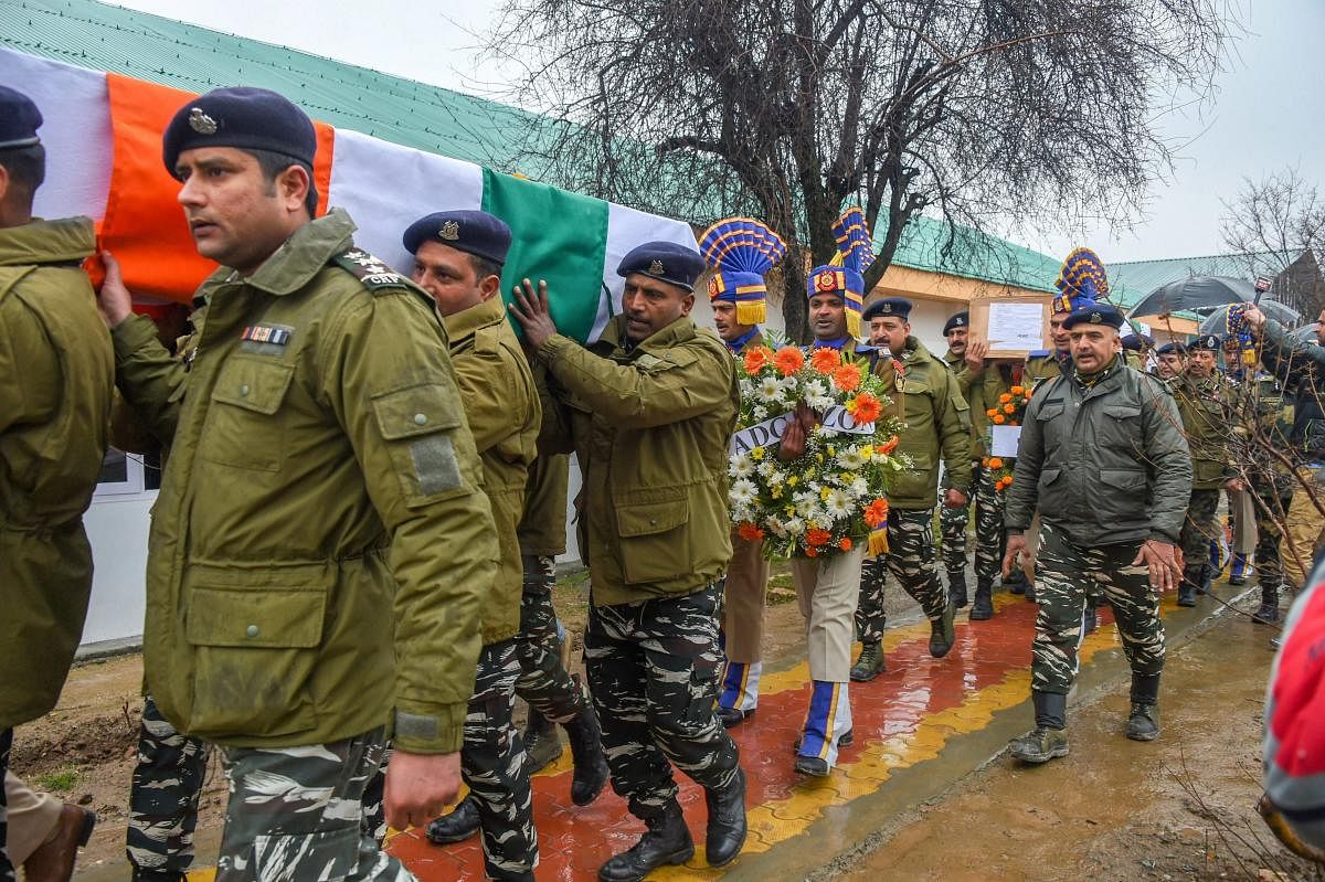 Srinagar: CRPF personnel carry the mortal remains of inspector Pinto Kumar Singh and Ct Vinod Kumar, who were killed in an encounter with militants at Babagund area in Langate of frontier Kupwara District of North Kashmir, after their wreath laying ceremo