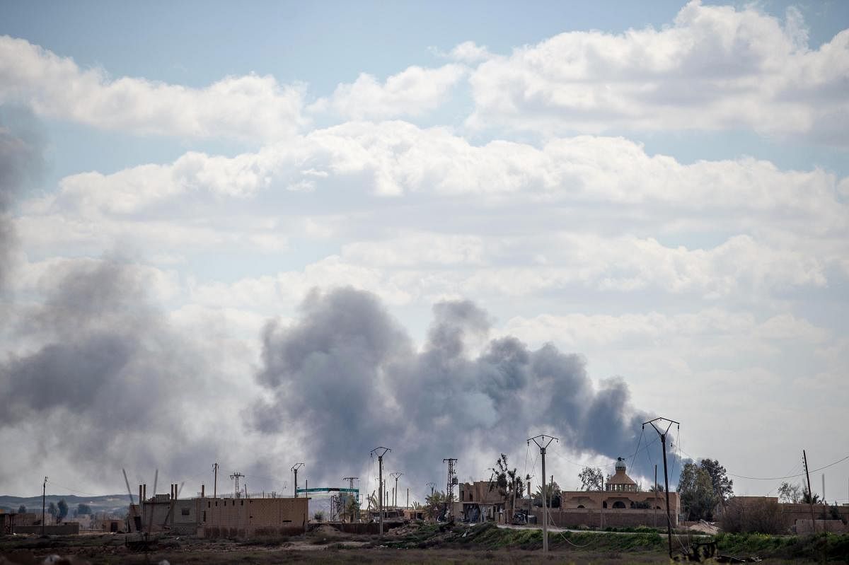 Smoke billows after shelling on the Islamic State (IS) group's last holdout of Baghouz, in the eastern Syrian Deir Ezzor province on March 2, 2019. - Kurdish-led forces battled jihadists defending their last village on Saturday as operations were relaunch