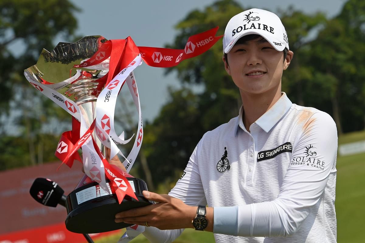 CHAMPION: Park Sung-hyun of South Korea poses with the Women's World Championship trophy at the Sentosa Golf Club in Singapore on Sunday. AFP