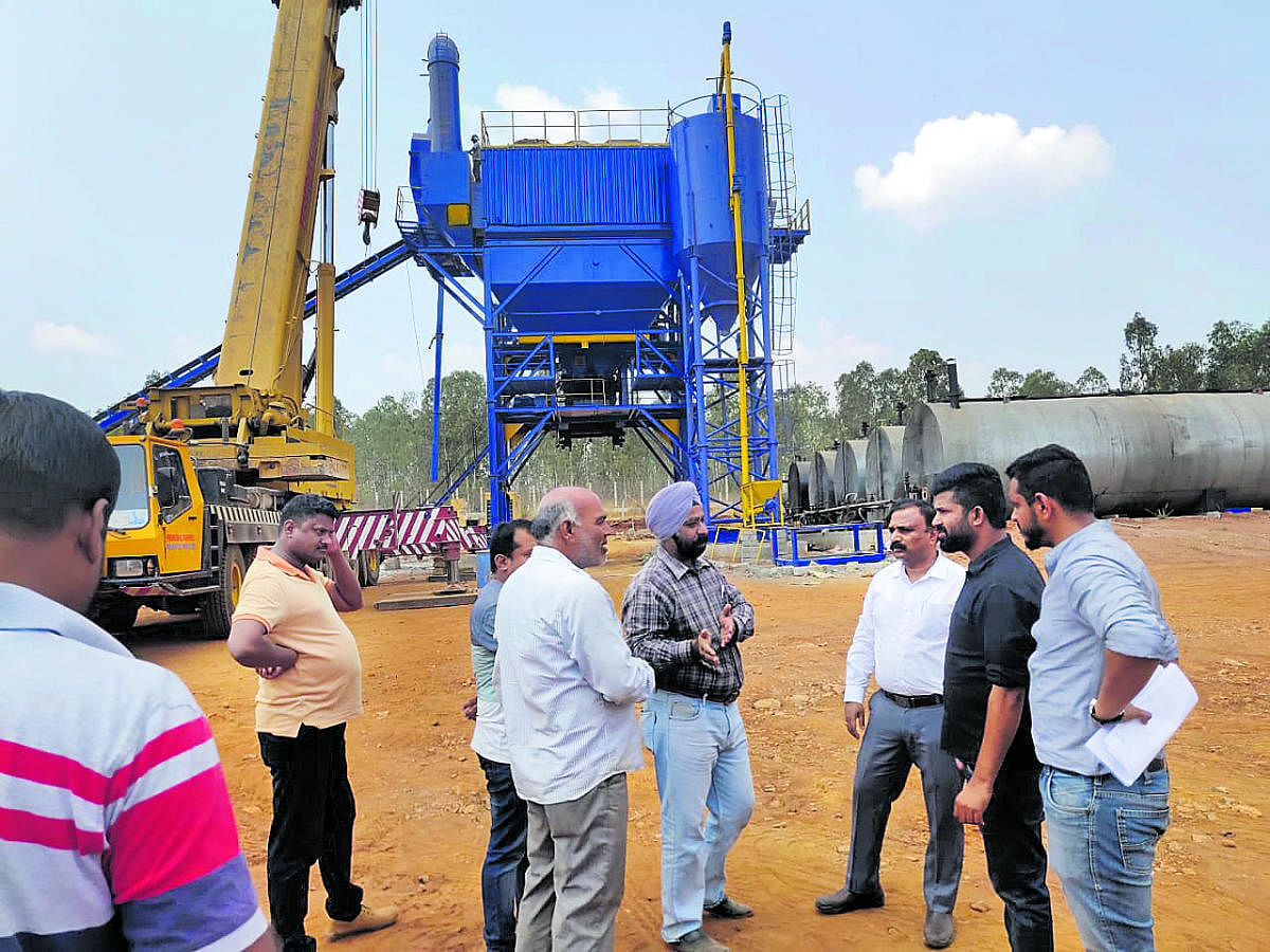 MP Prathap Simha interacts with the representatives of Dilip Buildcon Company and NHAI officials after inspecting the work on 10-lane highway between Mysuru and Bengaluru, in Mysuru on Sunday.