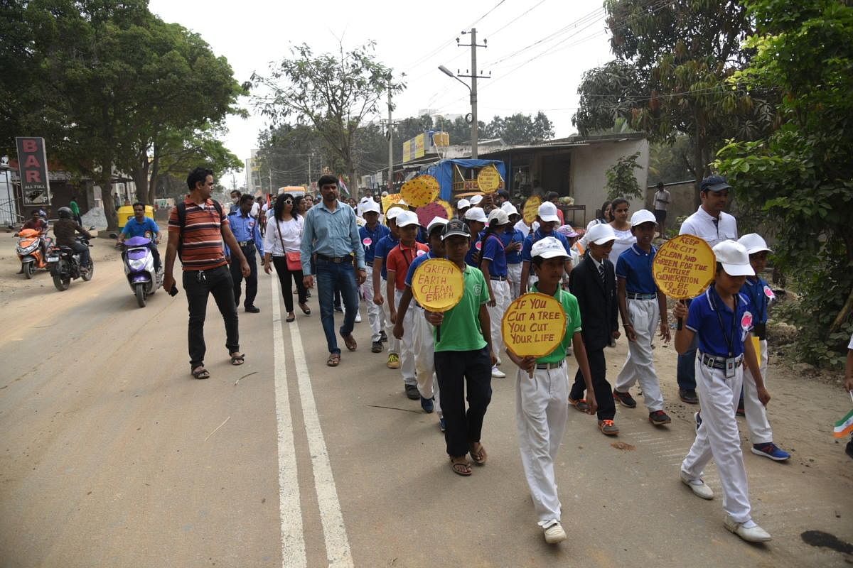 The Federation of Beautiful Begur installed tilting dustbins with the help pf BBMP all along the Begur road on Sunday to spread awareness about cleanliness. The children and ladies also participated in walkathon.