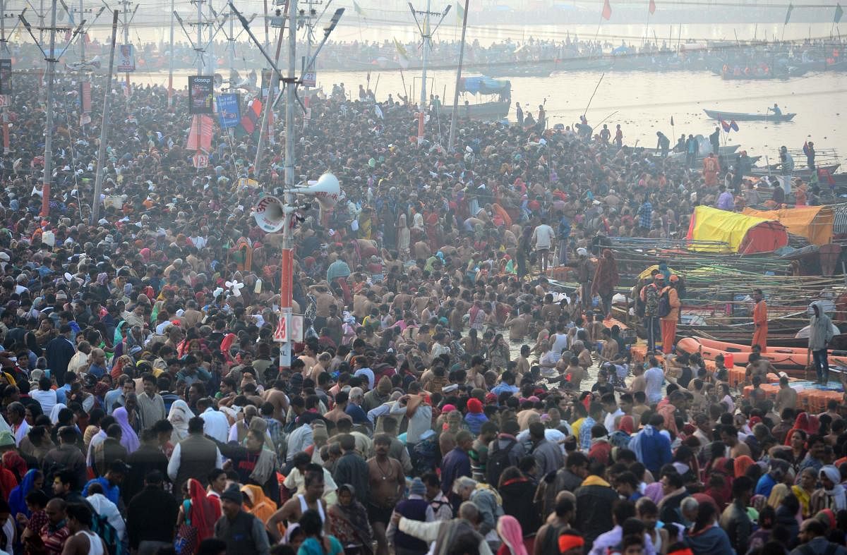 Hindu devotees arrive to take a holy dip at the Sangam -- the confluence of the Ganges, Yamuna and mythical Saraswati rivers -- on the occasion of Maha Shivaratri and the last day of the Kumbh Mela festival in Allahabad on March 4, 2019. (AFP photo)
