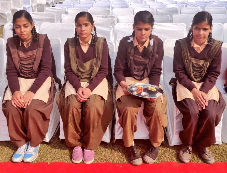  Students are seen waiting to welcome the chief guest. DH photo by Tabeenah Anjum
