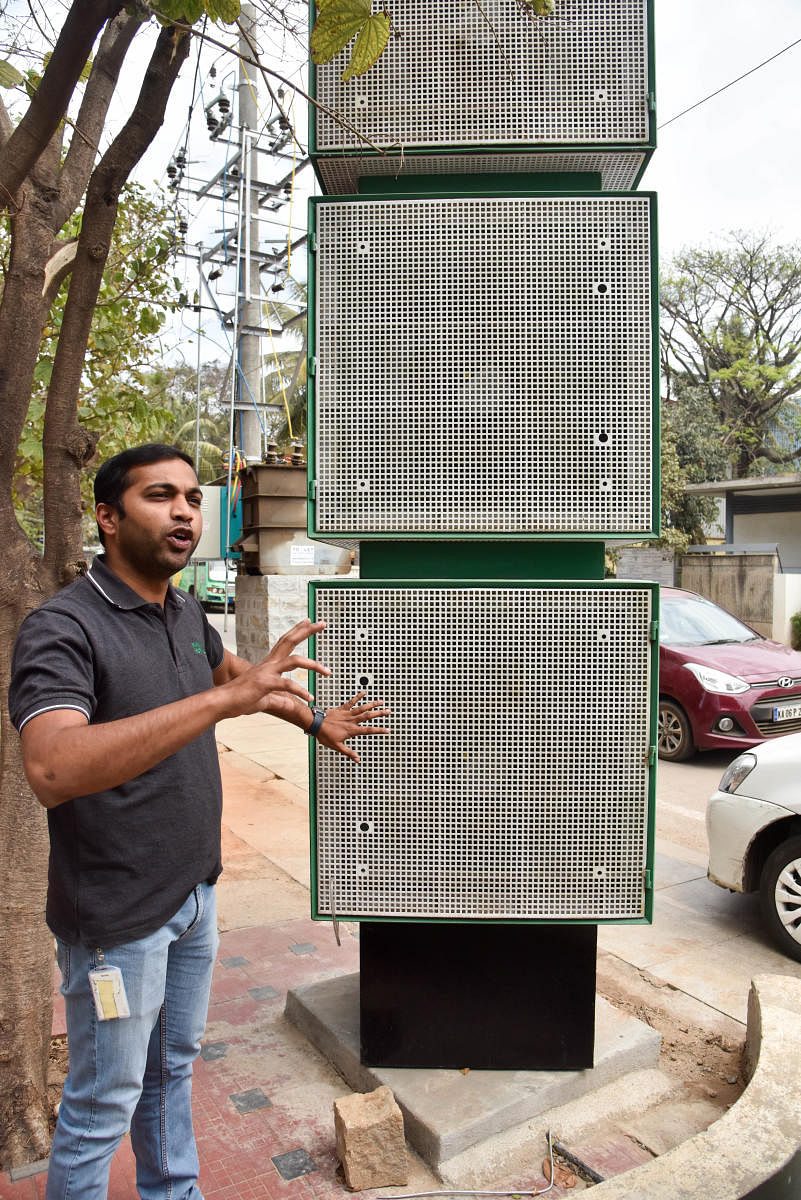 Harsha Prakash Gowda, an expert on the fine dust-eater project, demonstrates the working of the machine in Bengaluru. DH Photo/B H Shivakumar