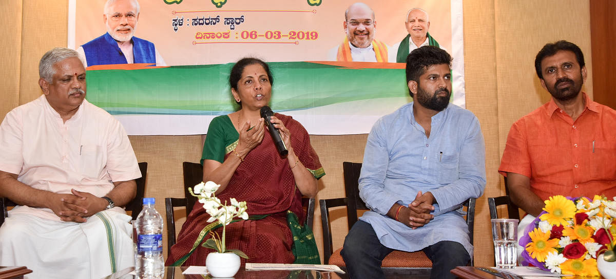 Defence Minister Nirmala Sitharaman interacts with the participants during the intellectuals meet, organised by the BJP in Mysuru on Wednesday. BJP national organising secretary B L Santhosh, MP Pratap Simha and MLA L Nagendra are seen. dh photo