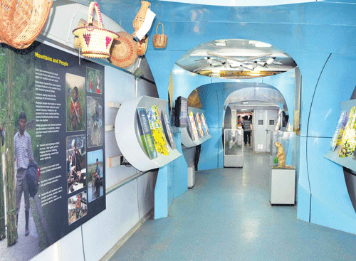 A viewof the interior of the Science Express, which was flagged off fromNewDelhi last week. (below) Exterior viewof the train. CHAMAN GAUTAM