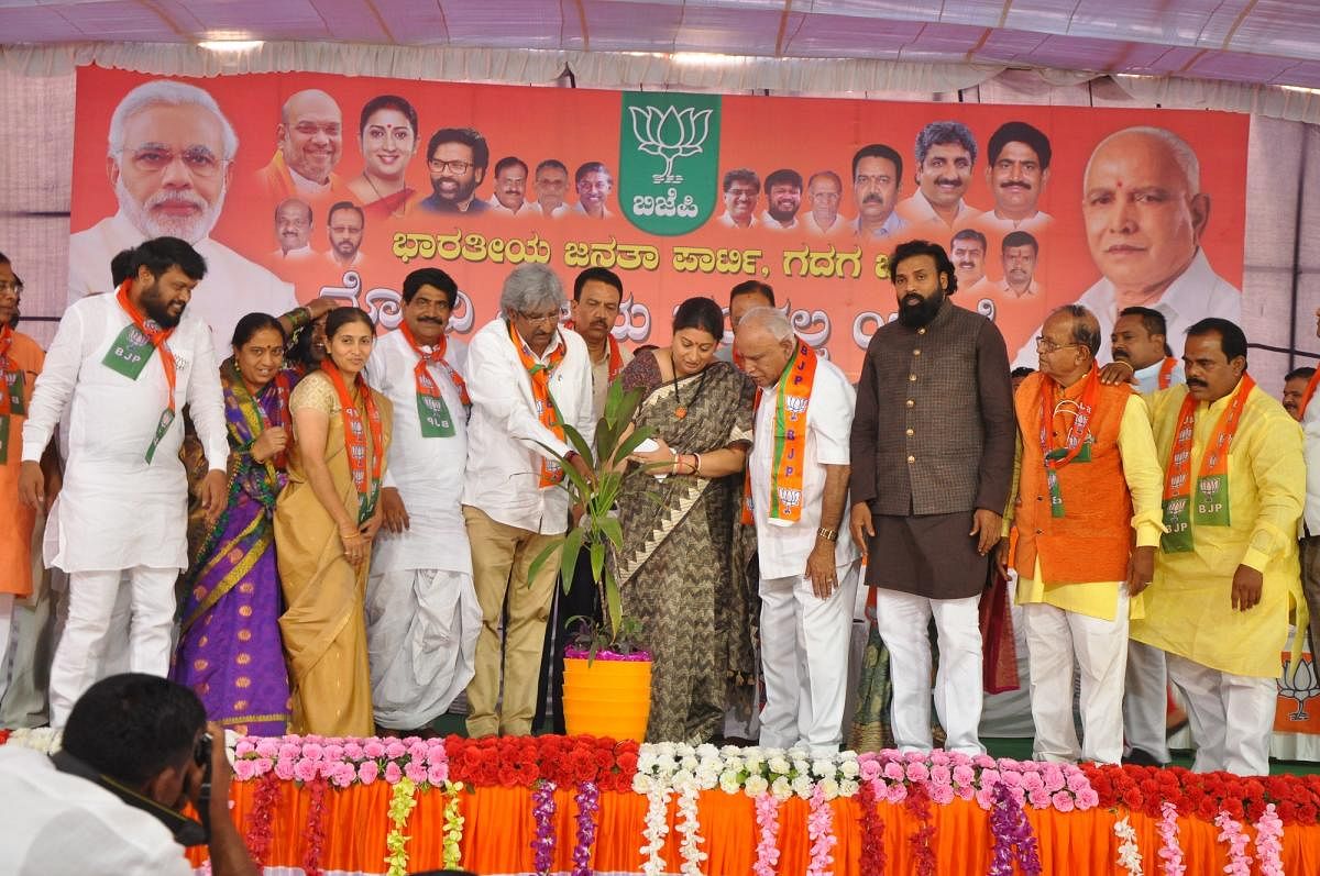 Union Textiles Minister Smriti Irani inaugurates Modi Vijay Sankalp Yatre in Gadag on Thursday. BJP state president B S Yeddyurappa, MPs Shivakumar Udasi and P C Gaddigoudar, legislators B Sriramulu and CC Patil are seen.
