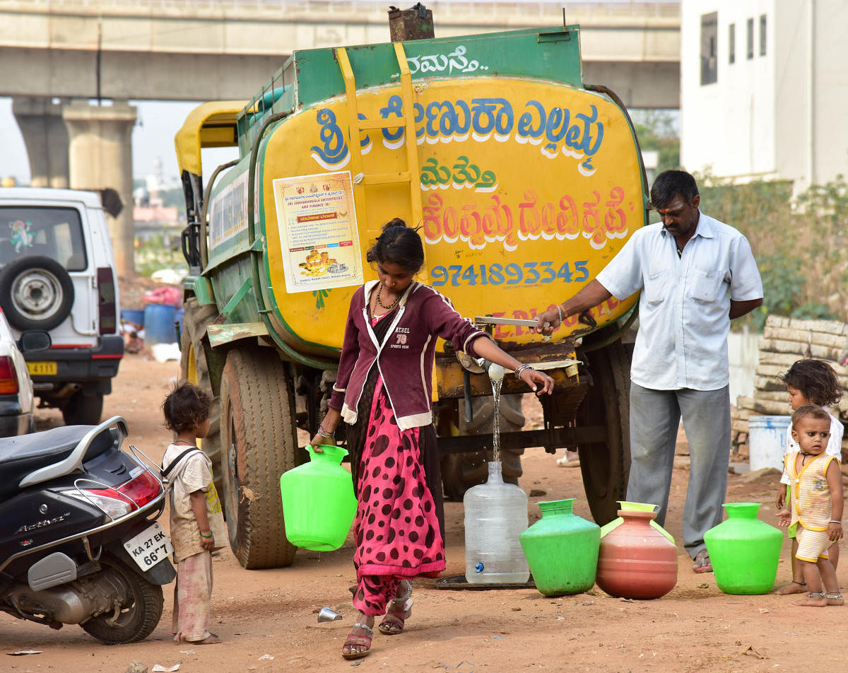 People are collecting water from a tanker at Dasarahalli, in Bengaluru on Friday. DH file photo