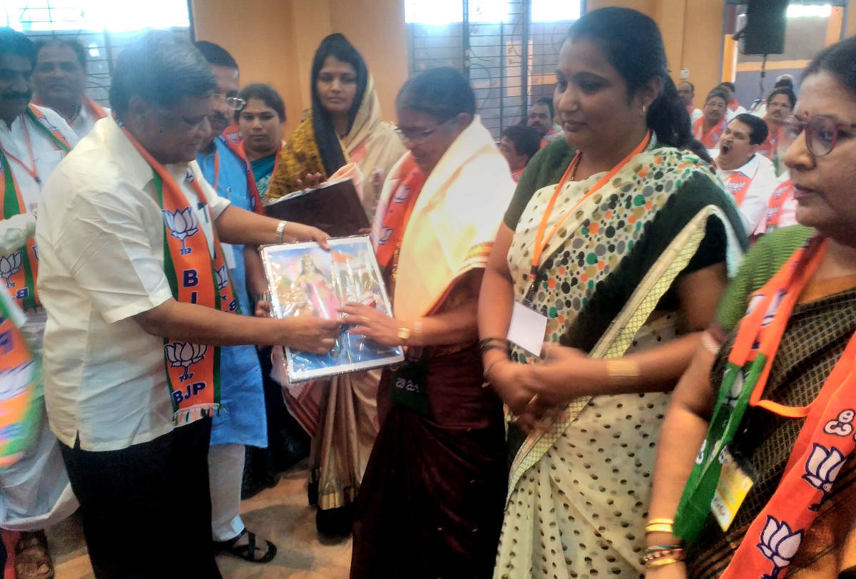 MLA Jagadish Shettar honours BJP's women workers on the occasion of the International Womens' Day, during the party's Shakti Kendra trainers' training workshop held in Hubballi on Friday.