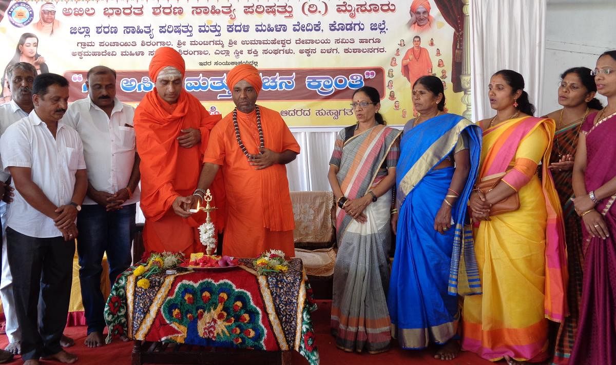 Basavapattana Thontadarya Samsthana Mutt seer Sri Swathantra Basavalinga Swami inaugurates the district-level convention on 'Feminine Identity and Revolution in Vachanas' at Shirangala in Kushalnagar on Saturday.