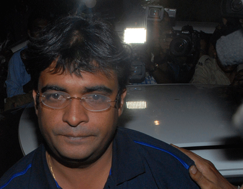 Police escort Gurunath Meiyappan, son-in-law of Indian cricket board (BCCI) President N Srinivasan, to the Crime Branch in Mumbai May 24, 2013. Mumbai Police apprehended Meiyappan, a key official of the Indian Premier League's (IPL) Chennai franchise, late on Friday in connection with a spot-fixing scandal that has also led to the arrest of three cricketers. Former India test bowler Shanthakumaran Sreesanth and two other local cricketers were arrested last week on suspicion of taking money to concede a fixed number of runs and police have intensified investigations to discover the extent of the scandal. Picture taken on May 24, 2013. REUTERS