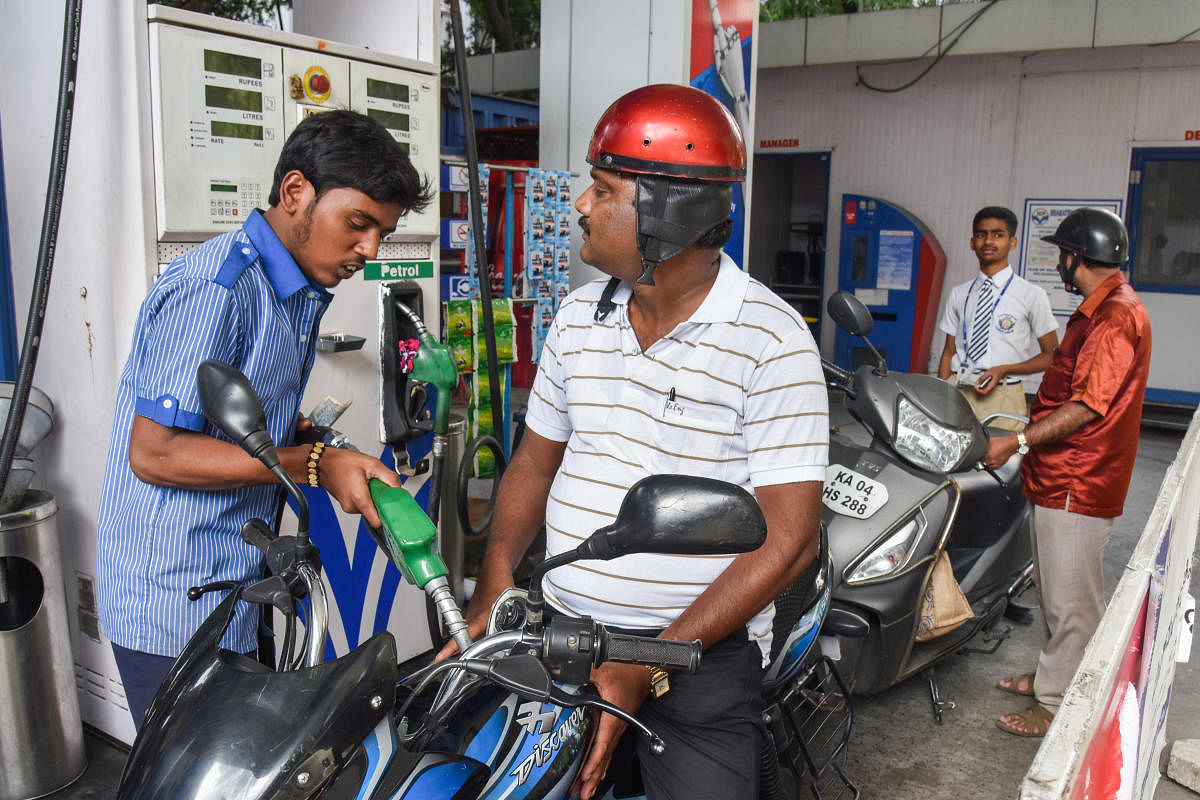 Petrol and diesel prices have risen by over Rs 2 per litre in last one month as international rates have risen on hopes of the United States and China ending a trade war that has slowed down the global economic growth and OPEC ally Russia saying it would ramp up its crude supply cuts. (DH File Photo)