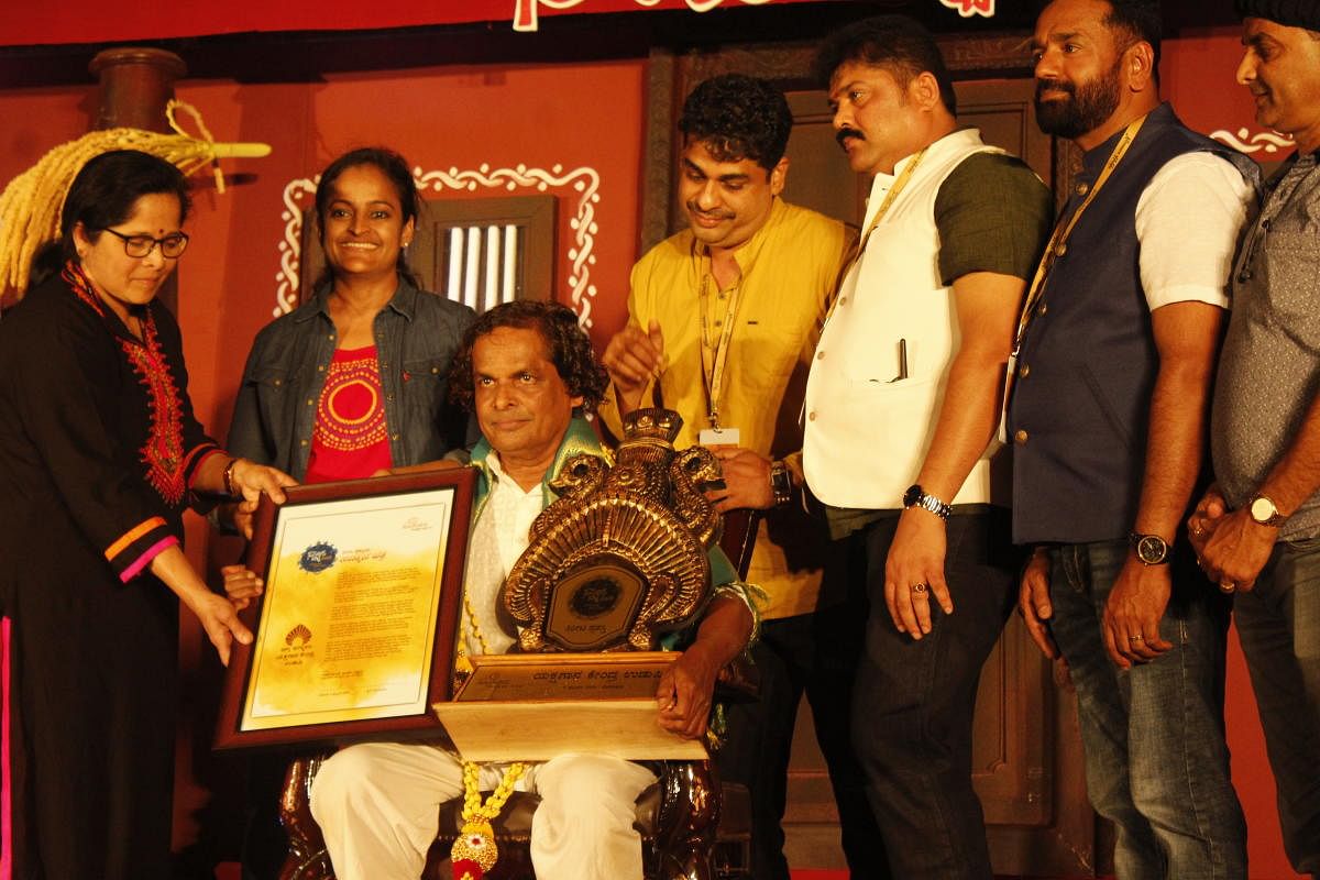 Guru Bannanje Sanjeeva Suvarna, principal of Yakshagana Kendra receives ‘Kireeta Prashasti’.
