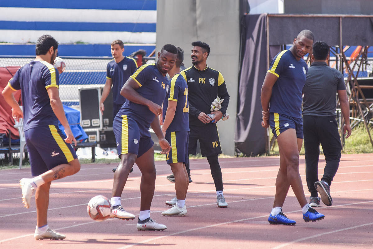 NorthEast United FC players train at the Sree Kanteerava Stadium on Sunday. DH PHOTO/SK DINESH 
