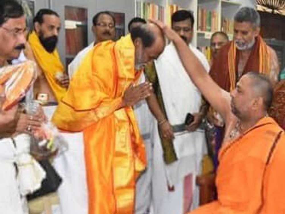 Rajinikanth first had a darshan of the local deities Manchalamma Devi and Anajaneya Swami, after which he met the seer. They spoke for about 10 minutes. Image courtesy Twitter
